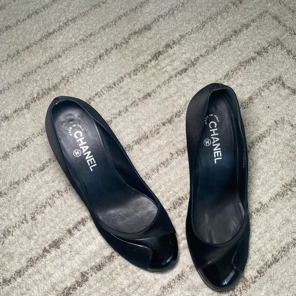 Chanel Black Satin & Patent Leather Heels w/ Sculptural Silver Heel size 40 - Picture 8 of 12